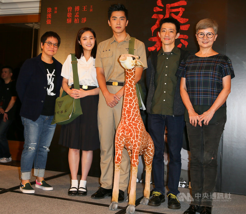 國片「返校」上映7天全台票房突破億元大關，監製李烈（右起）、導演徐漢強、演員曾敬驊、演員王淨與監製李耀華27日下午一同出席記者會，表達對所有支持觀眾的感謝。中央社記者謝佳璋攝 108年9月27日
