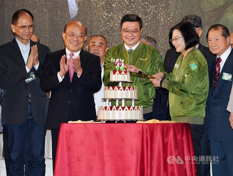 總統蔡英文(前右2)28日在台北圓山大飯店出席民進黨全代會,與前行政院長游錫堃(前左起)、行政院長蘇貞昌、民進黨主席卓榮泰等人一起切蛋糕,慶祝創黨33週年。中央社記者施宗暉攝 108年9月28日