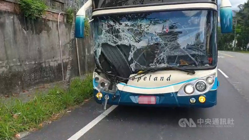 一輛載著43名台灣遊客的遊覽車28日上午南下行經台9線179.8公里時，遭對向砂石車鬆脫的左後輪直接撞上，遊覽車右側閃燈遭撞壞，所幸未造成人員傷亡。（民眾提供）中央社記者張祈傳真　108年9月28日