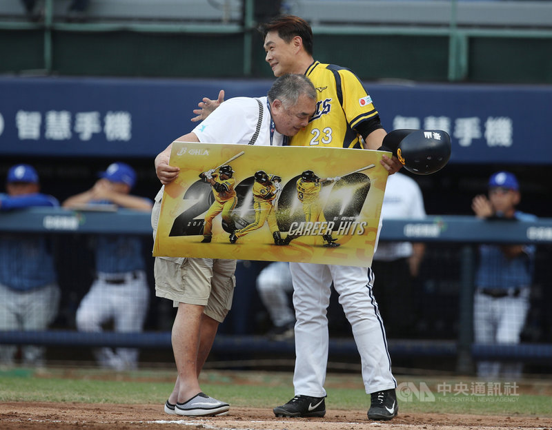 「恰恰」彭政閔(右)19年中職球員身分結束,「恰爸」彭建明(左)卻當了32年的「最資深恰迷」,身兼心靈導師與教練,更是彭政閔棒球路上最重要的角色。圖為7月7日彭建明見證彭政閔中職生涯2000支安打。中央社 108年9月28日