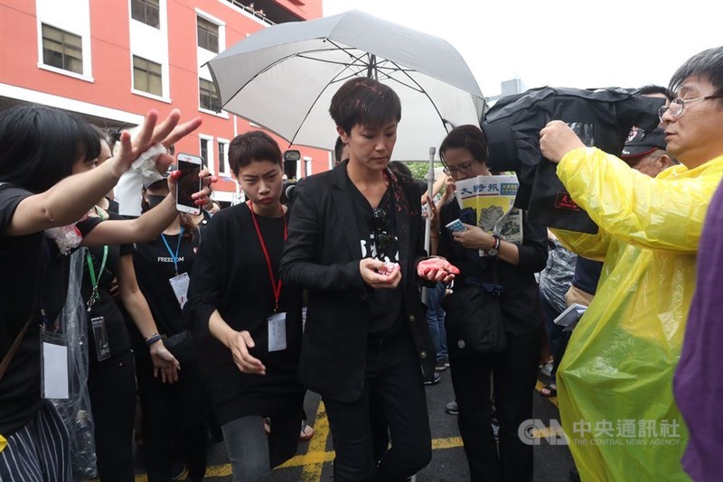 「929台港大遊行—撐港反極權」活動29日下午3時於立法院旁舉行,香港歌手何韻詩(中)出席,卻遭不明人士潑紅漆。中央社記者裴禛攝 108年9月29日