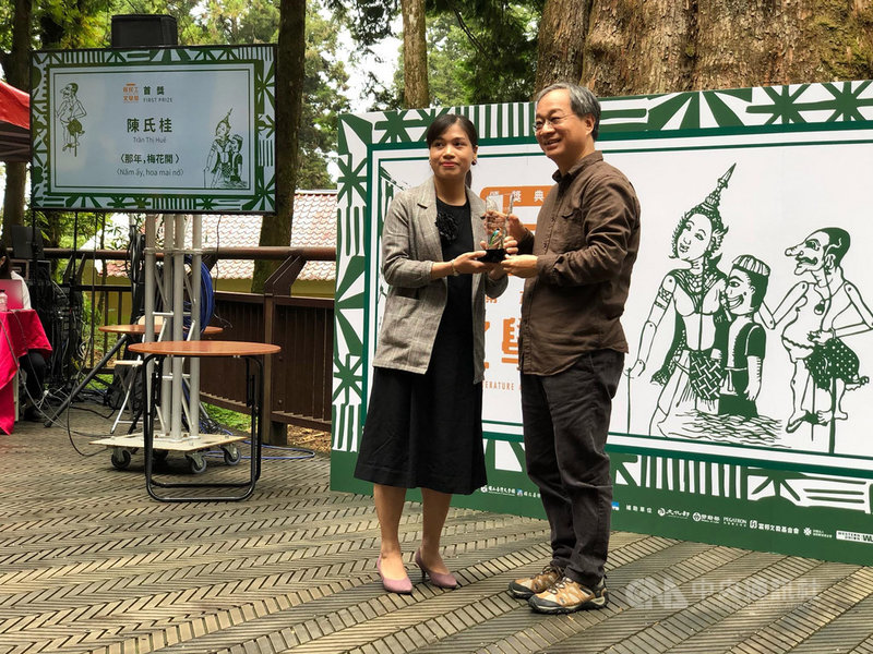 第6屆移民工文學獎頒獎典禮29日在嘉義阿里山國家森林遊樂區舉行,首獎頒給來自越南的新住民陳氏桂(左),由作家小野(右)頒發獎座。(移民工文學獎提供)中央社記者陳政偉傳真 108年9月29日