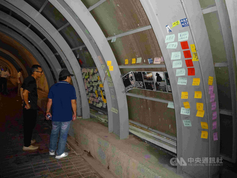 國立中山大學校內「連儂牆」曾遭陸客撕毀,學生會發起學習香港人「撕一貼百」精神,30日布置啟用西子灣隧道成「連儂隧道」,提供貼文發表意見。中央社記者陳朝福攝 108年9月30日
