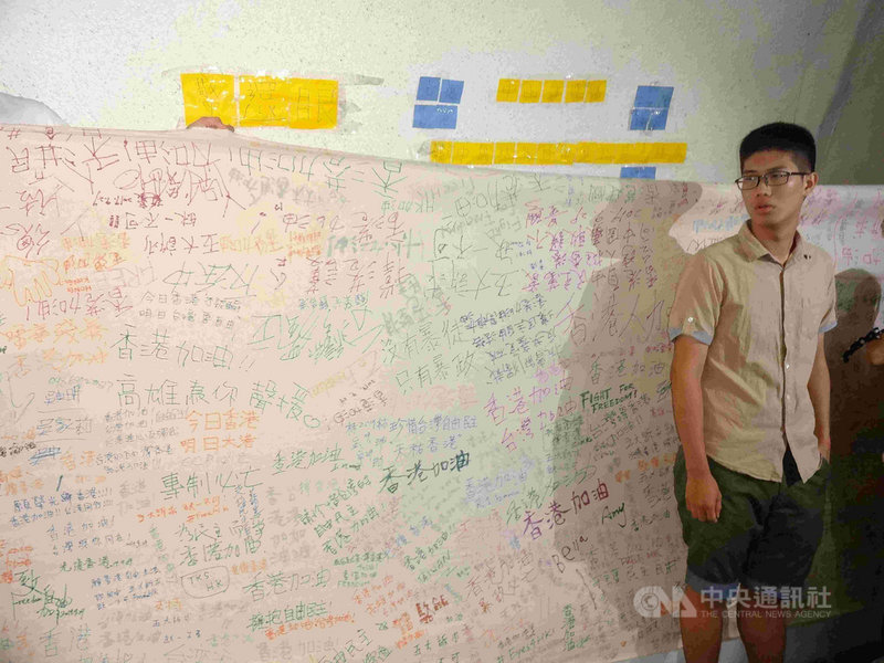 國立中山大學校內「連儂牆」曾遭陸客撕毀,學生會長莊皓鈞(圖)發起學習香港人「撕一貼百」精神,30日布置啟用西子灣隧道成「連儂隧道」,維護言論自由。中央社記者陳朝福攝 108年9月30日