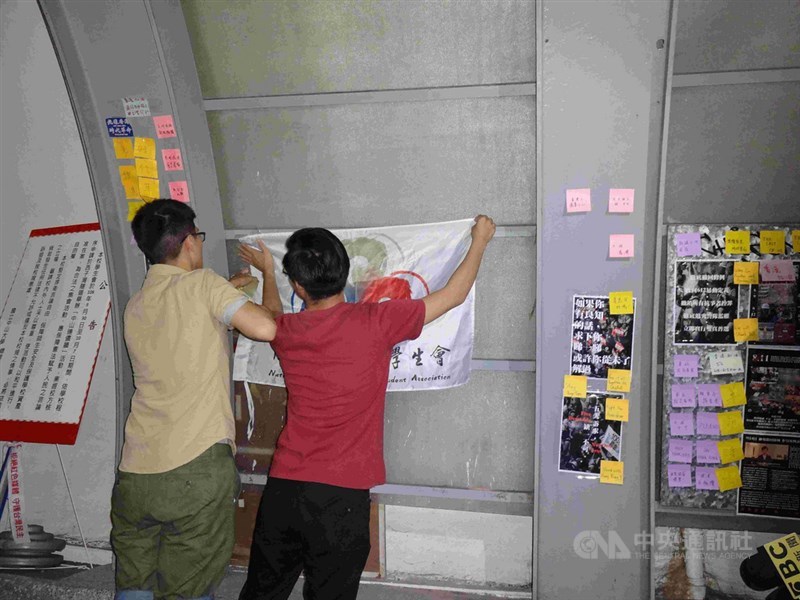 國立中山大學校內「連儂牆」曾遭陸客撕毀,學生會發起學習香港人「撕一貼百」精神,30日布置啟用西子灣隧道成「連儂隧道」,發揮言論自由。中央社記者陳朝福攝 108年9月30日