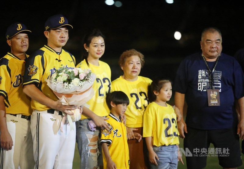 中職中信兄弟隊「恰恰」彭政閔（左2）29日引退，賽後引退繞壘儀式，最後在2010年兄弟奪冠班底陪伴下走回本壘，彭政閔走回家人身邊。中央社記者張新偉攝 108年9月29日