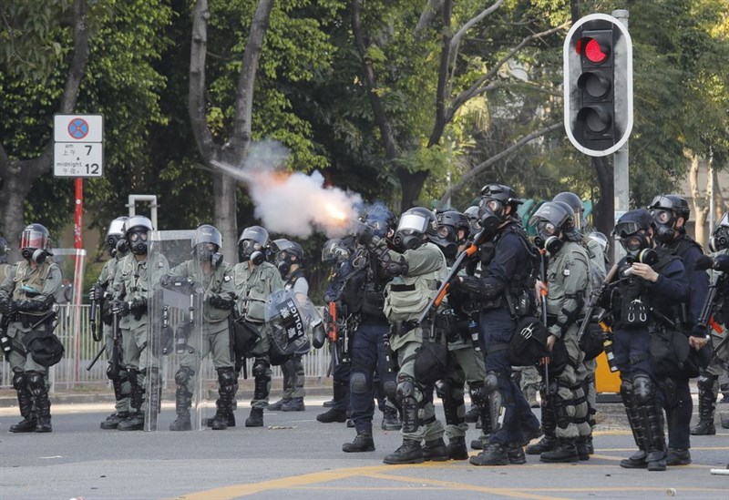 香港民眾1日發起「六區開花」、繼續上街遊行。圖為港警在香港沙田向反送中示威者發射催淚彈。(美聯社)