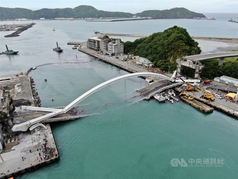 宜蘭縣南方澳跨港大橋1日發生倒塌意外,交通部長林佳龍抵達現場後表示,關於事故調查,將成立專案小組釐清,同時,也會協助復原工作,現在以救人救災為先,盼用最快速度搶救。中央社記者孫仲達攝 108年10月1日