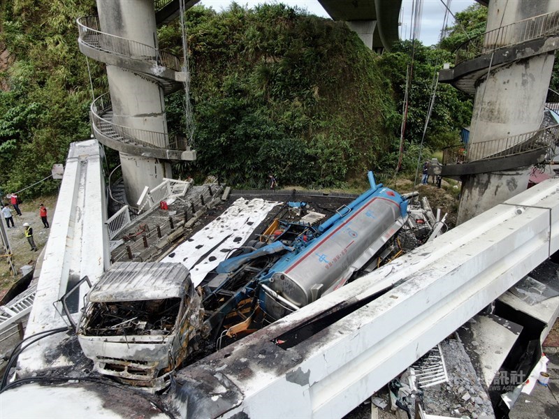 宜蘭縣南方澳跨港大橋1日早上坍塌,中油證實,墜落碼頭的油罐車為中油所屬,油罐車司機胸骨、腿骨骨折,正在急救中。中央社記者孫仲達攝 108年10月1日