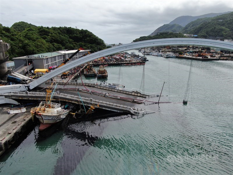 宜蘭縣南方澳跨港大橋1日上午發生坍塌意外,有漁船遭壓受損,多人落海。救災人員調動機具,全力搶救。中央社記者孫仲達攝 108年10月1日