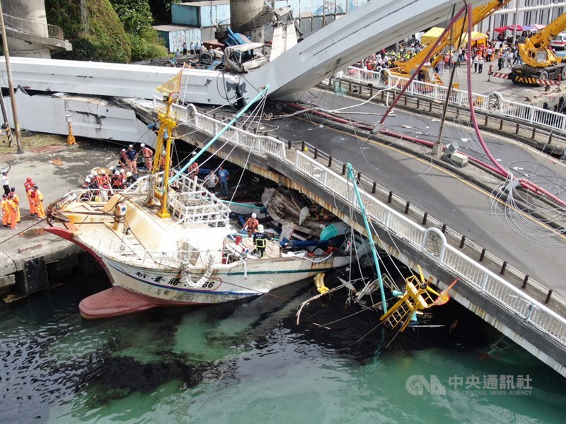 宜蘭縣南方澳跨港大橋1日上午發生坍塌意外,數艘漁船遭壓毀,並有民眾落海,現場搜救搶救中。中央社記者孫仲達攝 108年10月1日
