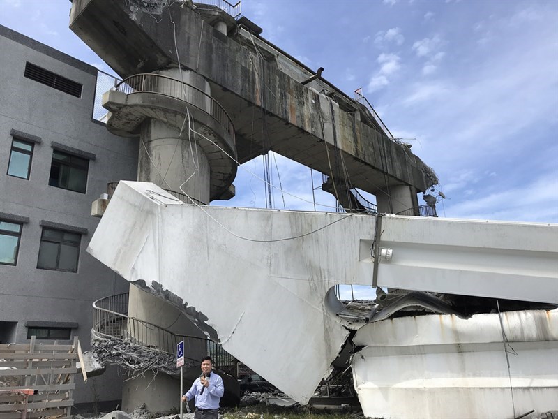 宜蘭縣南方澳跨港大橋1日橋面斷裂坍塌,造成油罐車、漁船受損,並有多位民眾落海,相關單位持續在現場搜救。中央社記者孫仲達攝 108年10月1日