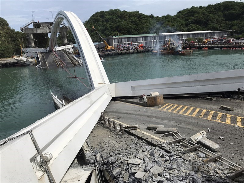 宜蘭縣南方澳跨港大橋1日發生坍塌意外,造成油罐車、多艘漁船受損及民眾落海。消防署已成立南方澳跨港大橋斷橋中央災害應變中心,相關單位持續在現場搜救。中央社記者孫仲達攝 108年10月1日