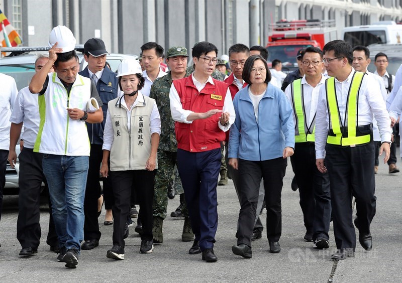 宜蘭南方澳跨港大橋1日上午驚傳坍塌,壓損多艘漁船並造成多人輕重傷,總統蔡英文(前右2)下午取消原訂行程,在交通部長林佳龍(前右)、行政院副院長陳其邁(前右3)、宜蘭縣長林姿妙(前左2)等人陪同下,趕往現場了解救災進度。中央社記者張皓安攝 108年10月1日
