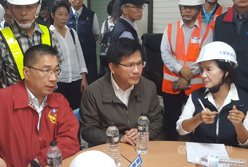 宜蘭縣南方澳跨港大橋1日上午坍塌,內政部長徐國勇(前左)、交通部長林佳龍(前中)趕抵現場,與宜蘭縣長林姿妙(前右)討論跨部會救災作業,並將成立專案小組釐清斷橋原因。中央社記者王朝鈺攝 108年10月1日