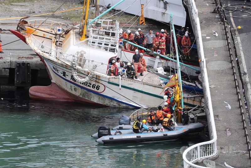 宜蘭縣南方澳跨港大橋1日發生坍塌意外,造成多艘漁船受損、民眾落海,救災人員持續搜救中。中央社記者張皓安攝 108年10月1日