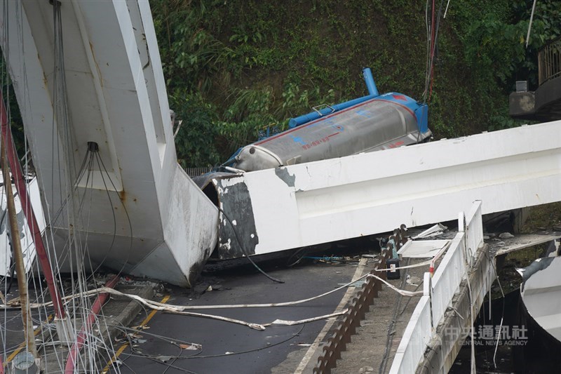 宜蘭縣南方澳跨港大橋1日上午驚傳坍塌,造成多人重傷、多艘漁船受損等災情,正好行經該處的中油油罐車也遭波及,車身卡在坍塌瓦礫堆中。中央社記者張皓安攝 108年10月1日