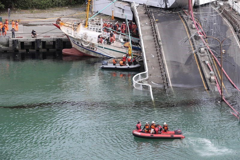 宜蘭縣南方澳跨港大橋1日發生坍塌意外,造成多艘漁船受損、民眾落海,救災人員持續搜救,在斷裂橋面周遭進行搜索。中央社記者張皓安攝 108年10月1日