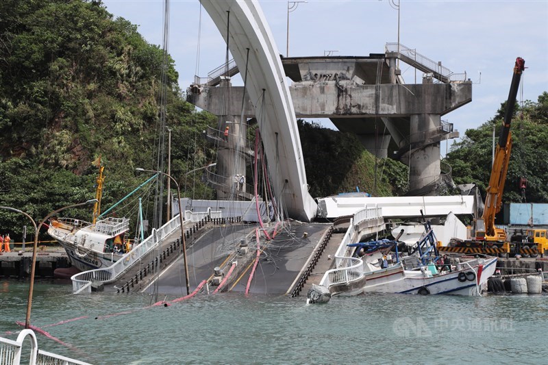 宜蘭縣南方澳跨港大橋是國內唯一的單鋼拱橋,也是亞洲第一座雙叉式單拱橋,1日發生坍塌意外,造成油罐車壓毀、多艘漁船受損及民眾落海。中央社記者張皓安攝 108年10月1日
