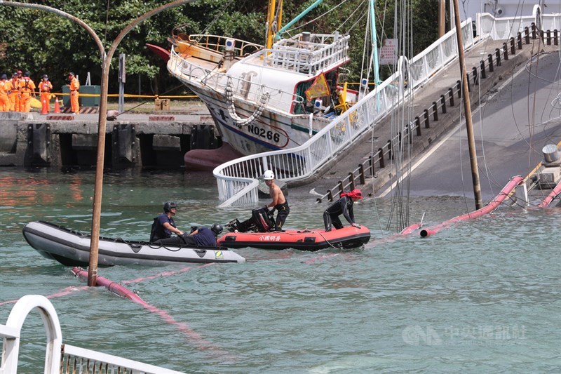 宜蘭縣南方澳跨港大橋1日上午發生坍塌意外,有多艘漁船受損、民眾落海,現場持續進行水上搜救。中央社記者張皓安攝 108年10月1日