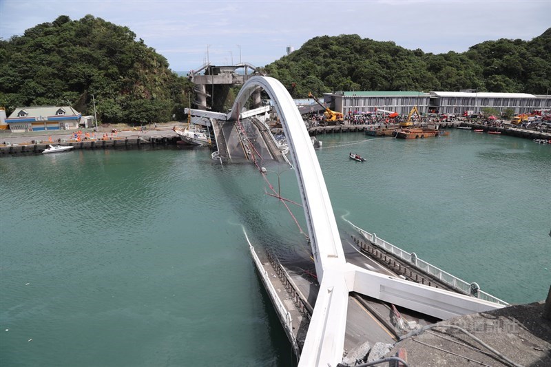 宜蘭南方澳跨港大橋1日坍塌,漁船遭壓毀,波及一輛油罐車,造成多人受傷。中央社記者張皓安攝 108年10月1日