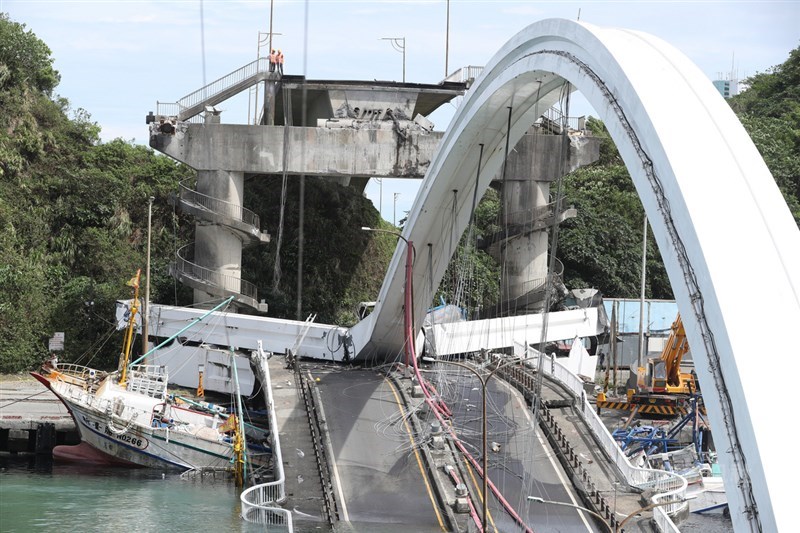 宜蘭縣南方澳跨港大橋1日發生坍塌意外,造成油罐車壓毀、多艘漁船受損及民眾落海。消防署表示,上午10時30分成立南方澳跨港大橋斷橋中央災害應變中心。中央社記者張皓安攝 108年10月1日