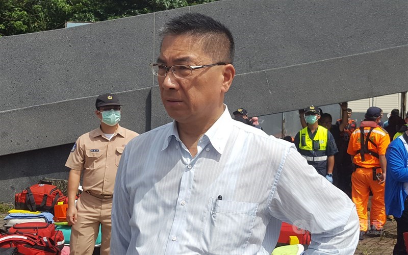 宜蘭縣南方澳跨港大橋1日上午坍塌,內政部長徐國勇(前)趕赴現場指揮救災,對於斷橋原因,他強調在專家鑑定釐清因果關係前,都不宜妄加揣測。中央社記者王朝鈺攝 108年10月1日