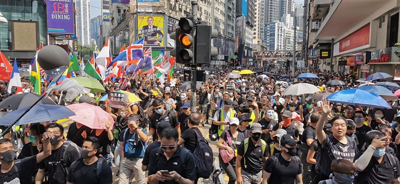 不理會警方的禁制大批市民1日下午1時從銅鑼灣出發,前往中環遮打花園,現場沒有警察阻止。他們高呼時代革命光復香港、5大訴求缺一不可等口號。中央社記者張謙香港攝 108年10月1日
