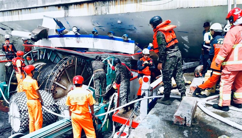 宜蘭縣南方澳跨港大橋1日驚傳坍塌意外，國防部長嚴德發已指示編組專案支援小組進駐。（圖取自facebook.com/MilitarySpokesman）