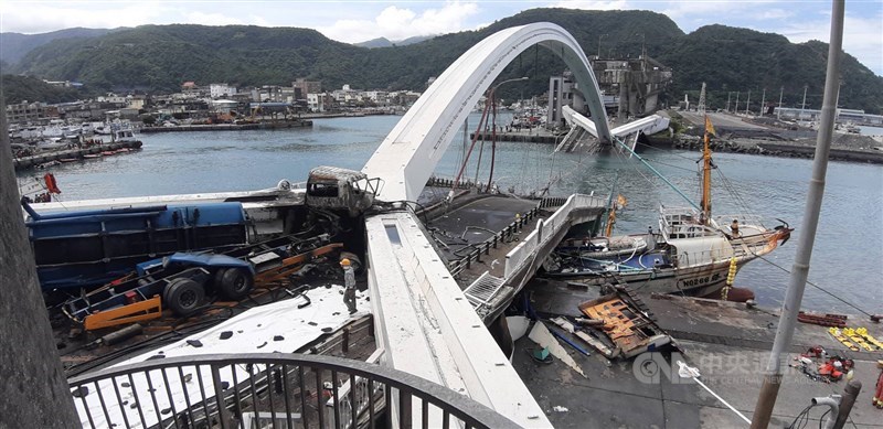 宜蘭縣南方澳跨港大橋1日上午斷裂崩塌,橋身壓毀漁船、多人落海,各單位投入搶救,現場滿目瘡痍。中央社記者沈如峰攝 108年10月1日