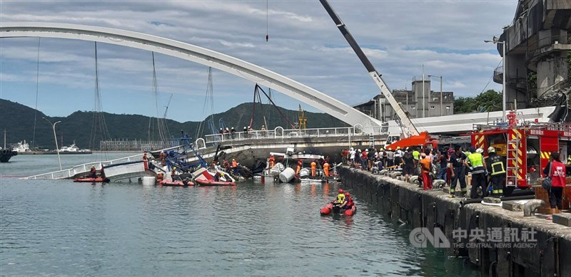 宜蘭縣南方澳跨港大橋1日上午驚傳坍塌意外,有漁工受困、多人落海,內政部動用各方消防人力,持續搜救中。中央社記者沈如峰攝 108年10月1日