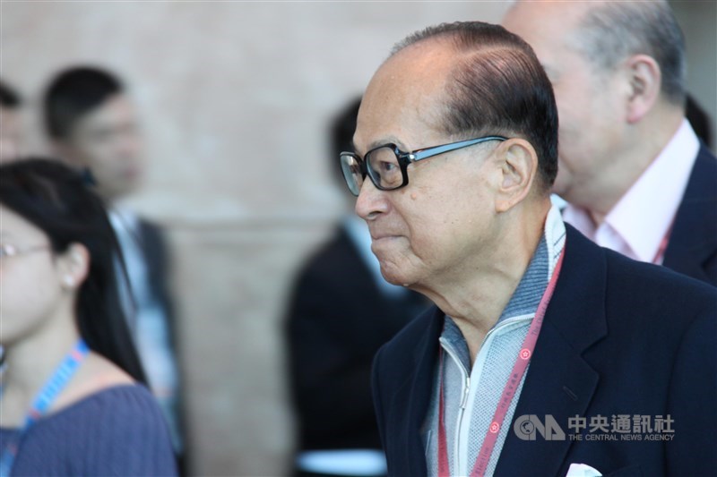 香港首富李嘉誠(前)曾因呼籲北京處理反送中對年輕人網開一面,遭中國官媒批評。南華早報報導,李嘉誠獲邀中共十一國慶參加代表團上京,但以私人理由婉拒。(中央社檔案照片)