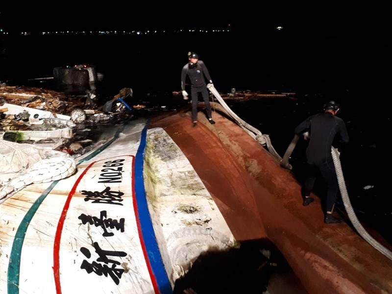 宜蘭縣南方澳大橋1日坍塌,海軍水下作業大隊隊員搜索稍早被拖離的第一艘事故船新臺勝266號。漁船中應已發現2具遺體,相關身分待確認。(國防部提供)