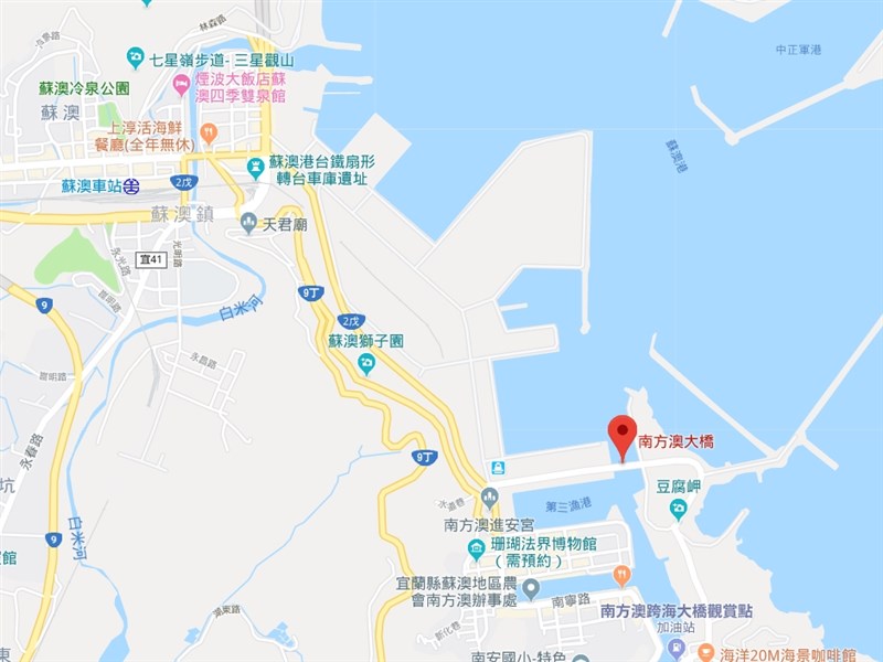 宜蘭縣南方澳跨港大橋(紅標處)1日上午驚傳坍塌意外。(圖取自Google地圖)