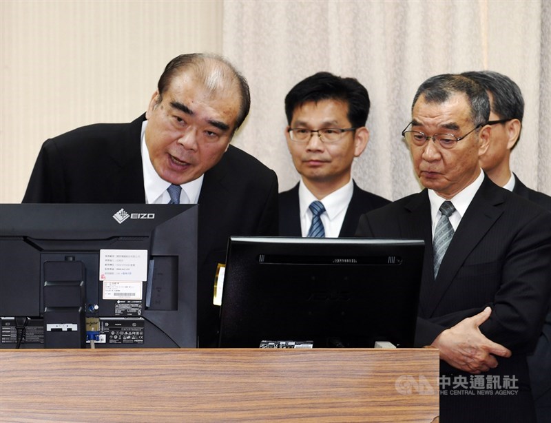 立法院外交及國防委員會2日邀請國安局長邱國正(右)率相關情報機關首長提出「國家情報工作暨國家安全局業務報告」並備質詢。左為移民署長邱豐光。中央社記者施宗暉攝 108年10月2日