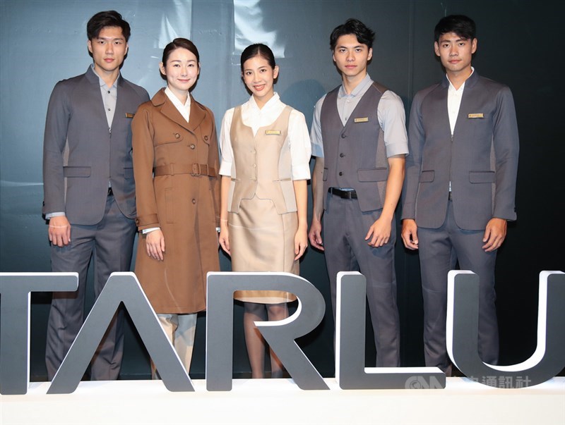 星宇航空預定2020年1月23日首航,職員制服2日在台北正式發表,除空服員外,也展示地勤、維修等所有工作人員的制服。圖為機場地勤人員制服。中央社記者張新偉攝 108年10月2日