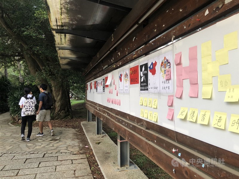 部分中國學生和中國遊客破壞校園連儂牆 ,移民署長邱豐光表示,如果違規、違法,不會再讓他入境。圖為清大校內的連儂牆。(中央社檔案照片)