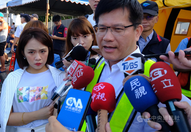 宜蘭縣南方澳跨港大橋1日坍塌，交通部長林佳龍（前右）2日表示搜救小組上午初步開會提出3項重點，將進行船體切割，以利救援；清出水道，引導漁船順利到指定碼頭；並完成證據保全、以利調查等。中央社記者邱俊欽宜蘭攝　108年10月2日