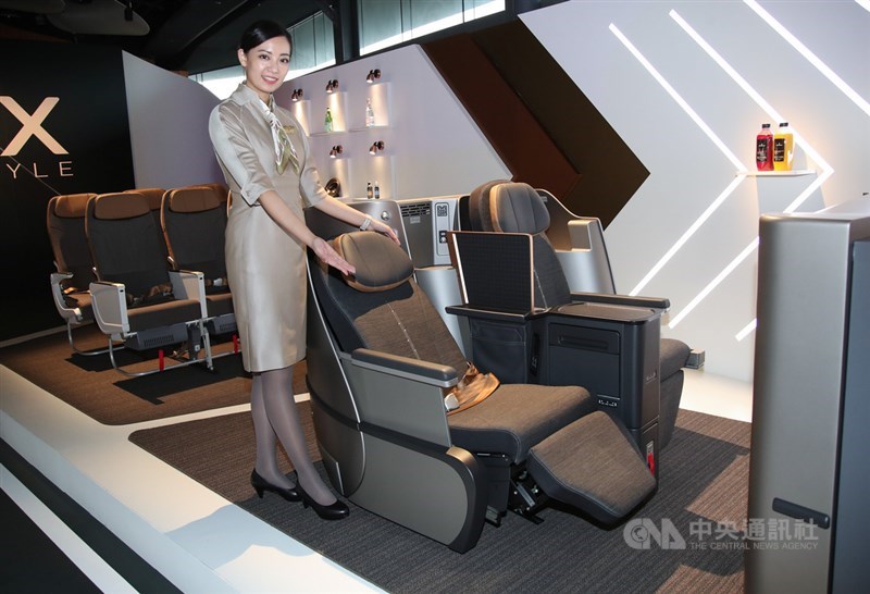 星宇航空預定2020年1月23日首航,2日在台北舉行制服及機艙發表會。星宇A321neo共有188個座位,包括商務艙(圖)8座可全平躺,最大伸展208公分,經濟艙180座。中央社記者張新偉攝 108年10月2日