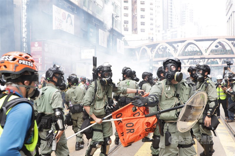 反送中支持者9月29日堵塞銅鑼灣sogo百貨,警方發射催淚彈清場。中央社記者張謙香港攝 108年9月29日