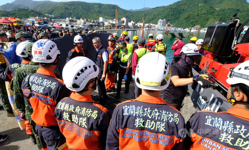 宜蘭縣南方澳跨港大橋1日斷裂坍塌,第4名罹難外籍移工2日上午8時40分左右被發現,搜救人員將遺體運上岸邊。中央社記者邱俊欽宜蘭攝 108年10月2日