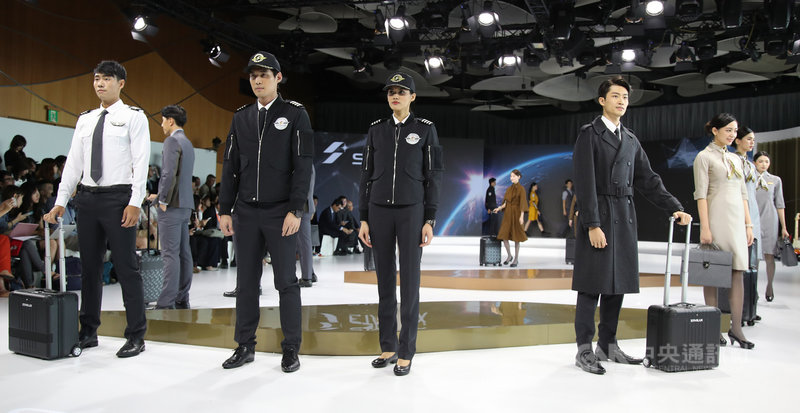 預定2020年1月23日正式開航的星宇航空,2日搶先在台北舉行制服及機艙發表會,邀請模特兒展示空服員、客艙長、地勤、維修等所有工作人員的制服。中央社記者張新偉攝 108年10月2日
