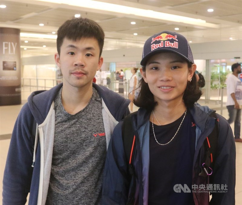 教練賴建誠（左）陪伴台灣羽球天后戴資穎（右）征戰國際賽場逾10年。（中央社檔案照片）