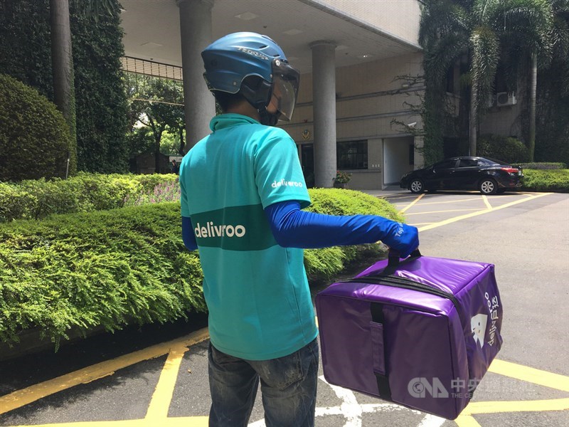 為保障外送員工作安全,勞動部已擬定食物外送作業安全指引,內容包含外送作業安全評估機制、外送業者的責任及安全管理計畫訂定及稽核。(中央社檔案照片)
