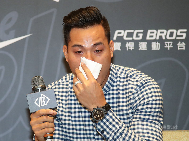 效力美國職棒克里夫蘭印地安人隊的張育成3日在台北舉辦返台記者會,向媒體分享登上大聯盟的心情,談及首轟的感想,想起父親不禁落淚。中央社記者張新偉攝 108年10月3日