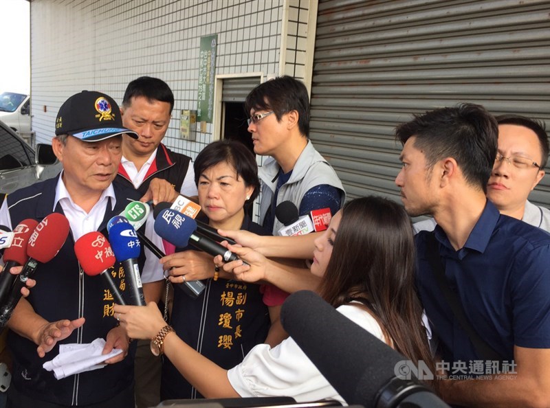 台中市大雅區一處鐵皮工廠3日凌晨發生大火,2名消防人員進入火場後失去聯繫,台中市消防局長曾進財(前左)表示,消防隊員失聯時立即成立緊急救援小組,但兩人仍不幸殉職;台中市副市長楊瓊瓔(前左2)也到場關心。中央社記者郝雪卿攝 108年10月3日