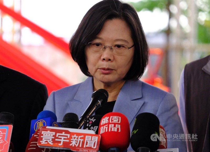 對於中國遊客破壞校園連儂牆、毆打港生事件,蔡總統3日說,希望將來入境時能做一定程度的管制。(中央社檔案照片)