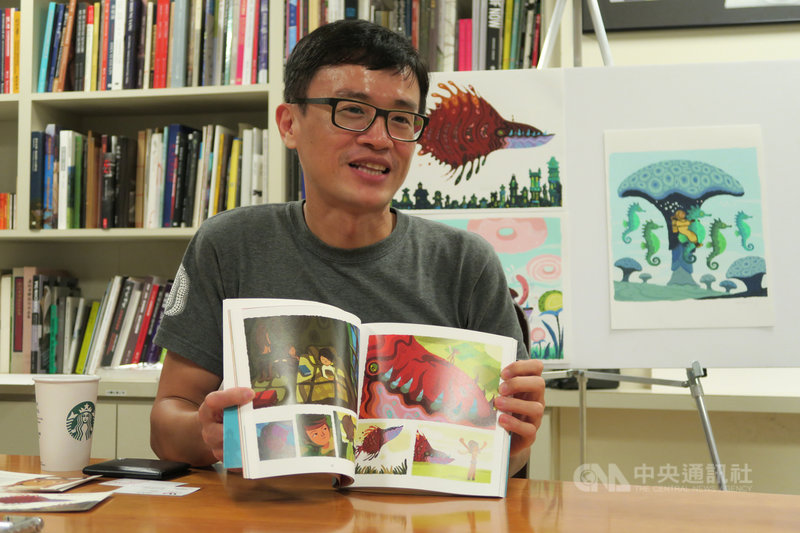 漫畫家陳穩升帶著作品「麵包師之旅」,將參加3日展開的紐約動漫展,向國際漫迷展現天馬行空的想像力。中央社記者尹俊傑紐約攝 108年10月3日