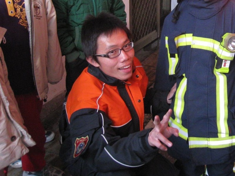 消防隊員張哲嘉(圖)3日在台中市大雅區鐵皮工廠火場救災時殉職。(圖取自張哲嘉臉書facebook.com)