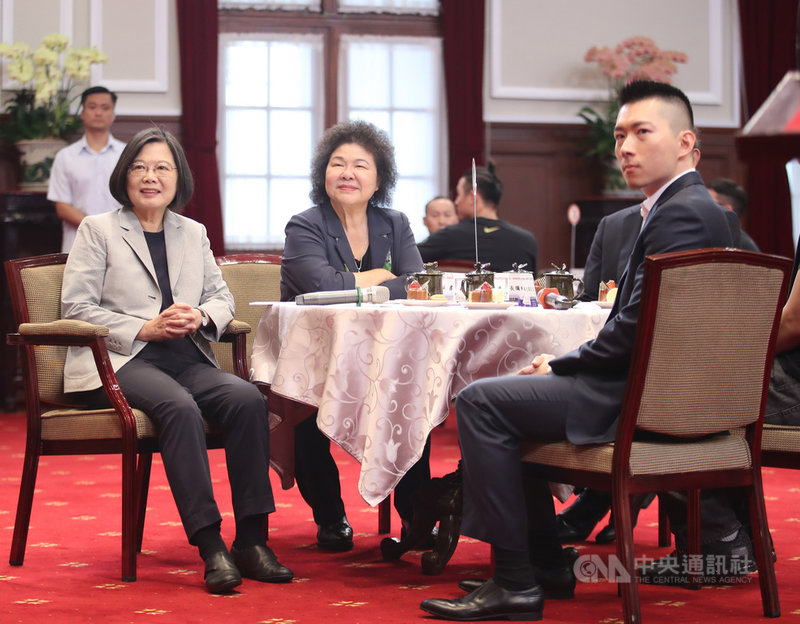 總統蔡英文(前左)3日在總統府接見「SBL超級籃球聯賽冠軍隊富邦勇士籃球隊」,與總統府祕書長陳菊(前左2)、富邦勇士隊領隊蔡承儒(前右)等人一同觀看影片。中央社記者張新偉攝 108年10月3日